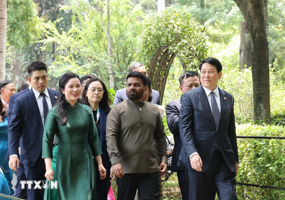 Chủ tịch nước Lương Cường và Tổng thống Sri Lanka Anura Kumara Dissanayaka thăm Khu di tích Chủ tịch Hồ Chí Minh trong Phủ Chủ tịch. (Ảnh: Lâm Khánh/TTXVN)