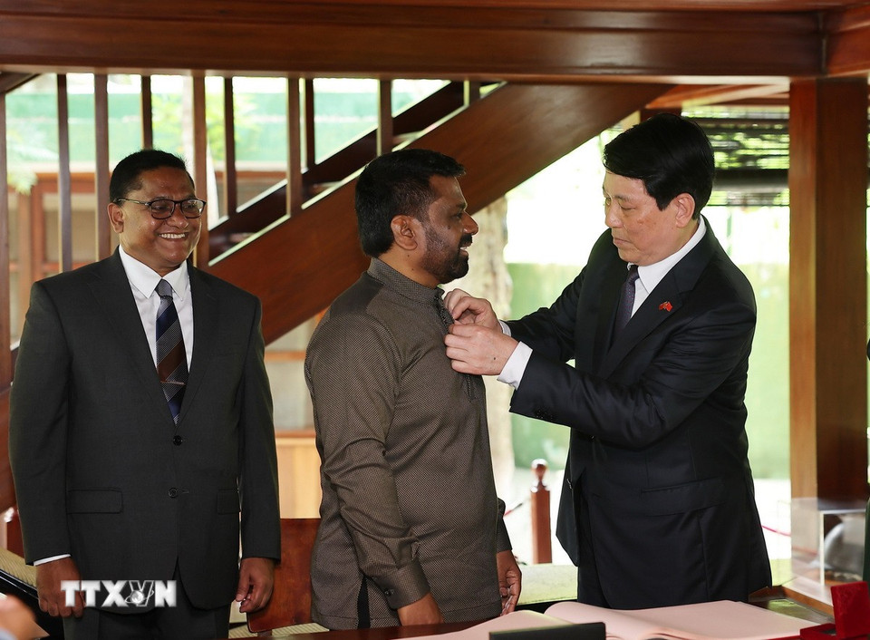 Chủ tịch nước Lương Cường gắn Huy hiệu Bác Hồ tặng Tổng thống Sri Lanka Anura Kumara Dissanayaka tại Khu di tích Chủ tịch Hồ Chí Minh trong Phủ Chủ tịch. (Ảnh: Lâm Khánh/TTXVN)