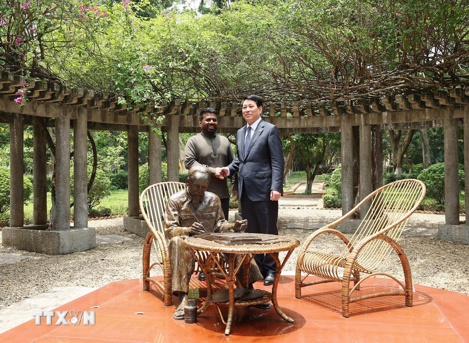 Chủ tịch nước Lương Cường và Tổng thống Sri Lanka Anura Kumara Dissanayaka bên tượng Bác Hồ tại Khu di tích Chủ tịch Hồ Chí Minh trong Phủ Chủ tịch. (Ảnh: Lâm Khánh/TTXVN)