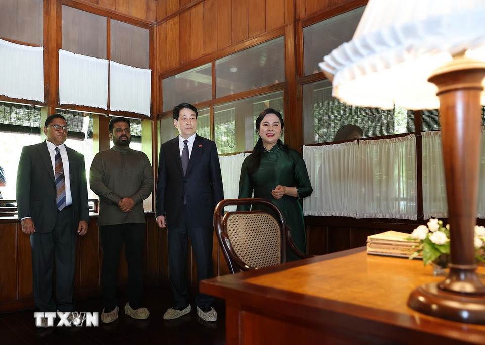 Chủ tịch nước Lương Cường và Tổng thống Sri Lanka Anura Kumara Dissanayaka thăm Nhà sàn Bác Hồ tại Khu di tích Chủ tịch Hồ Chí Minh trong Phủ Chủ tịch. (Ảnh: Lâm Khánh/TTXVN)