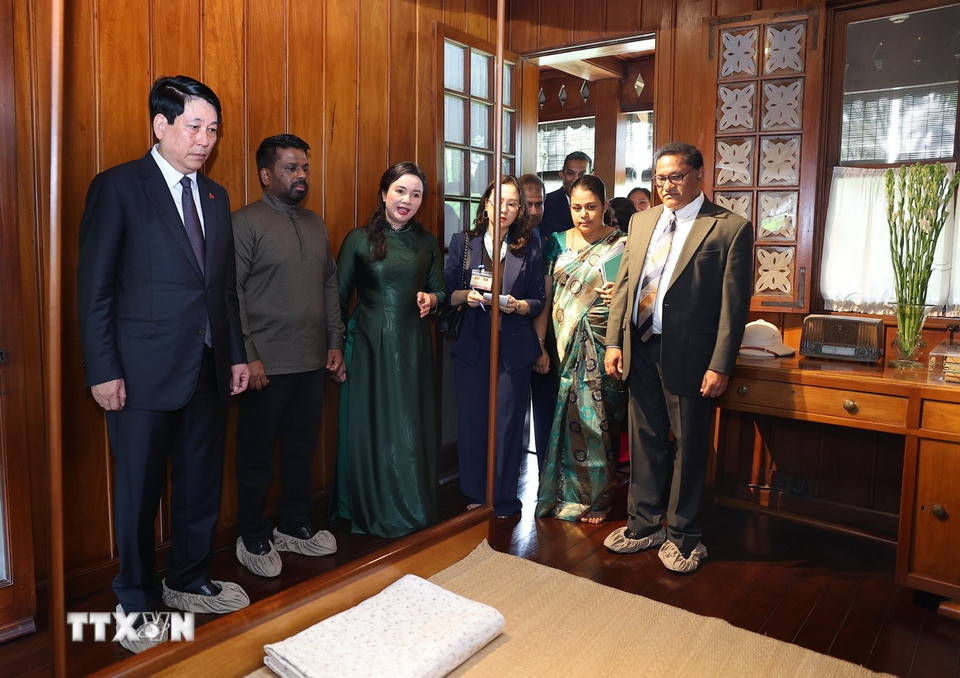 Chủ tịch nước Lương Cường và Tổng thống Sri Lanka Anura Kumara Dissanayaka thăm Nhà sàn Bác Hồ tại Khu di tích Chủ tịch Hồ Chí Minh trong Phủ Chủ tịch. (Ảnh: Lâm Khánh/TTXVN)