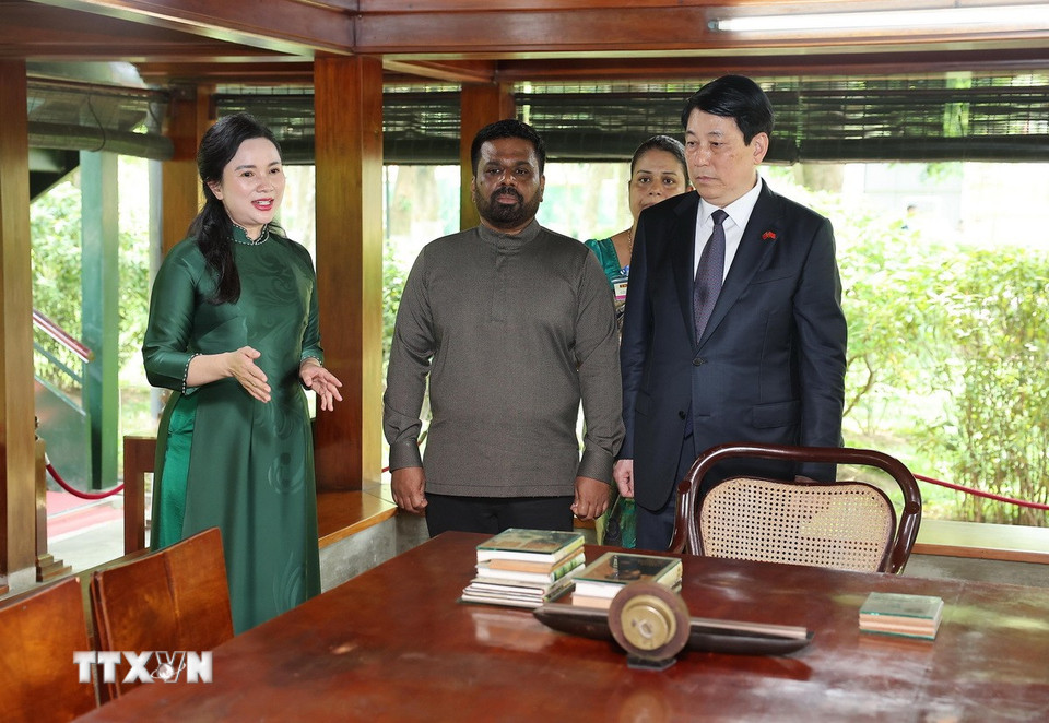 Chủ tịch nước Lương Cường và Tổng thống Sri Lanka Anura Kumara Dissanayaka thăm Nhà sàn Bác Hồ tại Khu di tích Chủ tịch Hồ Chí Minh trong Phủ Chủ tịch. (Ảnh: Lâm Khánh/TTXVN)
