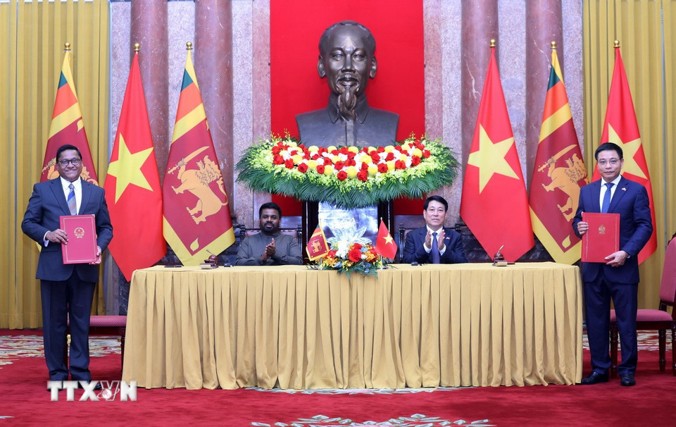 Chủ tịch nước Lương Cường và Tổng thống Sri Lanka Anura Kumara Dissanayaka chứng kiến lễ trao Hiệp định giữa Chính phủ Việt Nam và Chính phủ Sri Lanka về hợp tác và trợ giúp lần nhau trong lĩnh vực hải quan. (Ảnh: Lâm Khánh/TTXVN)