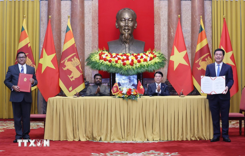 Chủ tịch nước Lương Cường và Tổng thống Sri Lanka Anura Kumara Dissanayaka chứng kiến lễ trao Bản ghi nhớ về hợp tác chế tạo máy giữa Bộ Công Thương Việt Nam và Bộ Công nghiệp và Phát triển doanh nghiệp Sri Lanka. (Ảnh: Lâm Khánh/TTXVN)