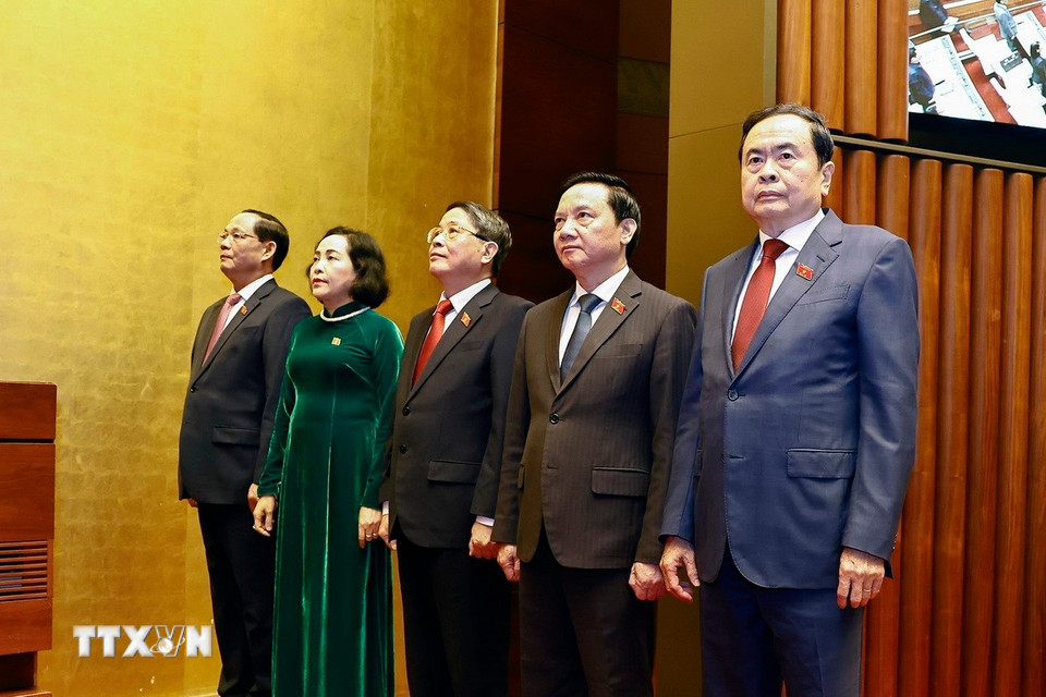 Chủ tịch Quốc hội Trần Thanh Mẫn và các Phó Chủ tịch Quốc hội thực hiện nghi thức chào cờ. (Ảnh: Doãn Tấn/TTXVN)