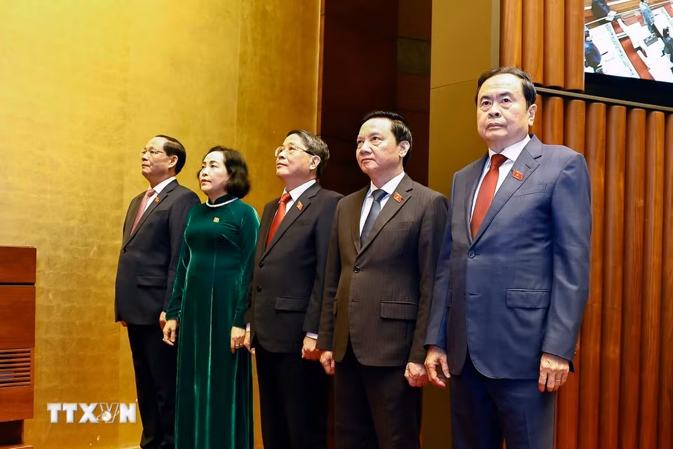 Chủ tịch Quốc hội Trần Thanh Mẫn và các Phó Chủ tịch Quốc hội thực hiện nghi thức chào cờ. (Ảnh: Doãn Tấn/TTXVN)