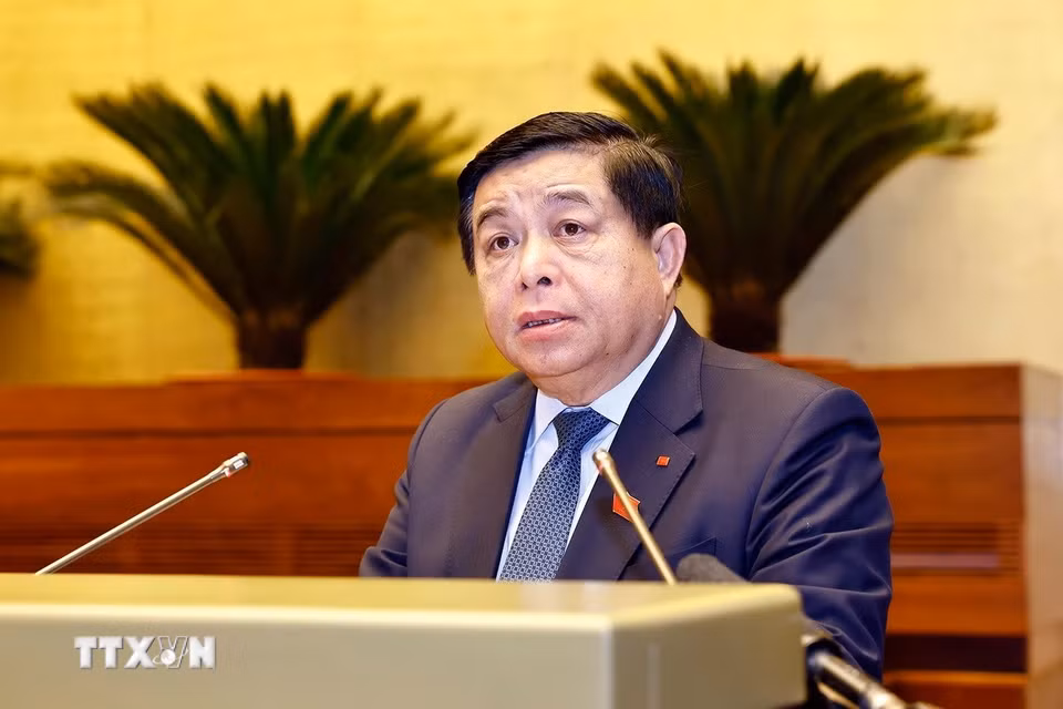 Bộ trưởng Bộ Kế hoạch và Đầu tư Nguyễn Chí Dũng, thừa ủy quyền của Thủ tướng Chính phủ trình bày Tờ trình Đề án bổ sung về phát triển kinh tế-xã hội năm 2025 với mục tiêu tăng trưởng đạt 8% trở lên. (Ảnh: Doãn Tấn/TTXVN)