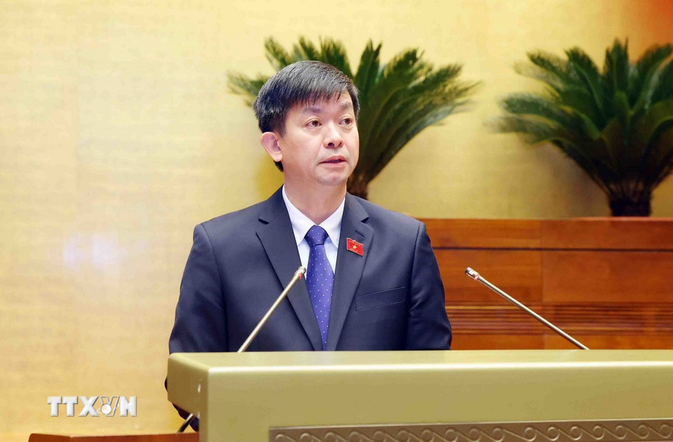 Tổng Thư ký Quốc hội, Chủ nhiệm Văn phòng Quốc hội Lê Quang Tùng trình bày Tờ trình về dự án Luật sửa đổi, bổ sung một số điều của Luật Tổ chức Quốc hội. (Ảnh: Phạm Kiên/TTXVN)