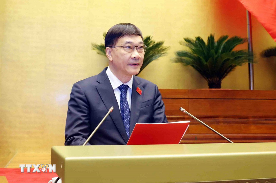 Chủ nhiệm Ủy ban Kinh tế của Quốc hội Vũ Hồng Thanh trình bày Báo cáo thẩm tra Đề án bổ sung về phát triển kinh tế-xã hội năm 2025 với mục tiêu tăng trưởng đạt 8% trở lên. (Ảnh: Phạm Kiên/TTXVN)