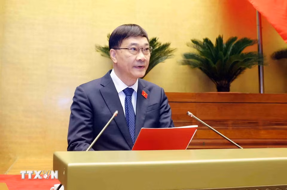 Chủ nhiệm Ủy ban Kinh tế của Quốc hội Vũ Hồng Thanh trình bày Báo cáo thẩm tra Đề án bổ sung về phát triển kinh tế-xã hội năm 2025 với mục tiêu tăng trưởng đạt 8% trở lên. (Ảnh: Phạm Kiên/TTXVN)