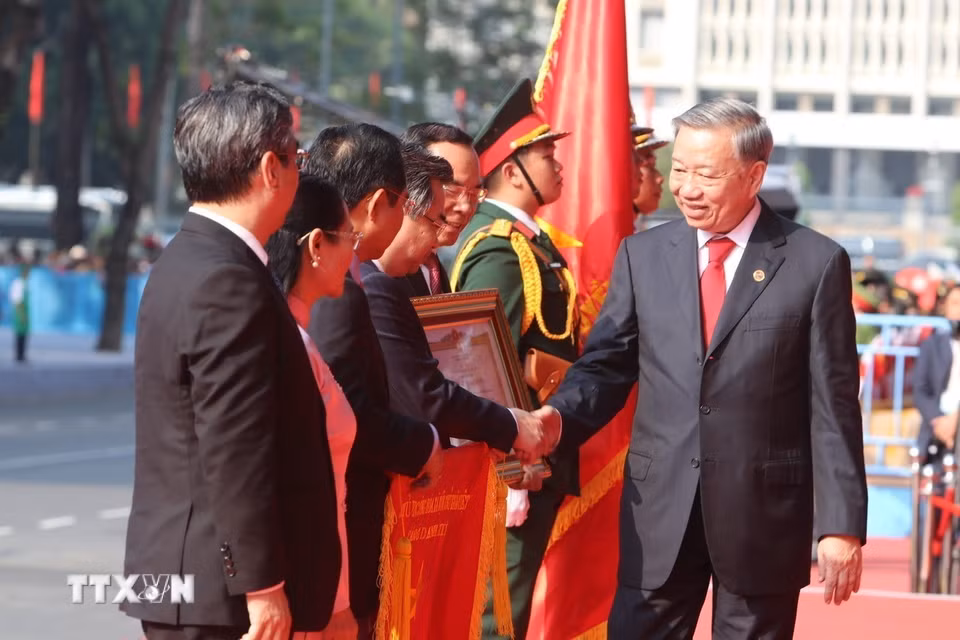 Tổng Bí thư Tô Lâm, thay mặt lãnh đạo Đảng, Nhà nước trao tặng danh hiệu “Anh hùng Lao động” cho Đảng bộ, Chính quyền và Nhân dân Thành phố Hồ Chí Minh. (Ảnh: TTXVN)