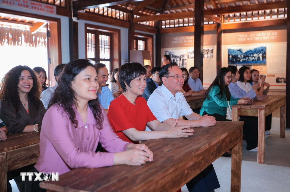 Tổng Giám đốc, Chủ tịch Liên chi hội nhà báo TTXVN Vũ Việt Trang và các đại biểu tại Trường dạy làm báo Huỳnh Thúc Kháng. (Ảnh: Hoàng Hiếu/TTXVN)