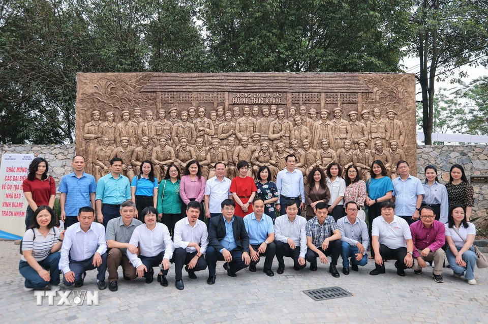 Tổng Giám đốc TTXVN Vũ Việt Trang và các đại biểu tại Di tích lịch sử Quốc gia Trường dạy làm báo Huỳnh Thúc Kháng.(Ảnh: Hoàng Hiếu/TTXVN)