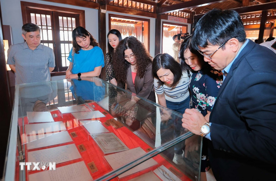 Tổng Giám đốc, Chủ tịch Liên chi hội nhà báo TTXVN Vũ Việt Trang và các đại biểu tại Trường dạy làm báo Huỳnh Thúc Kháng. (Ảnh: Hoàng Hiếu/TTXVN)