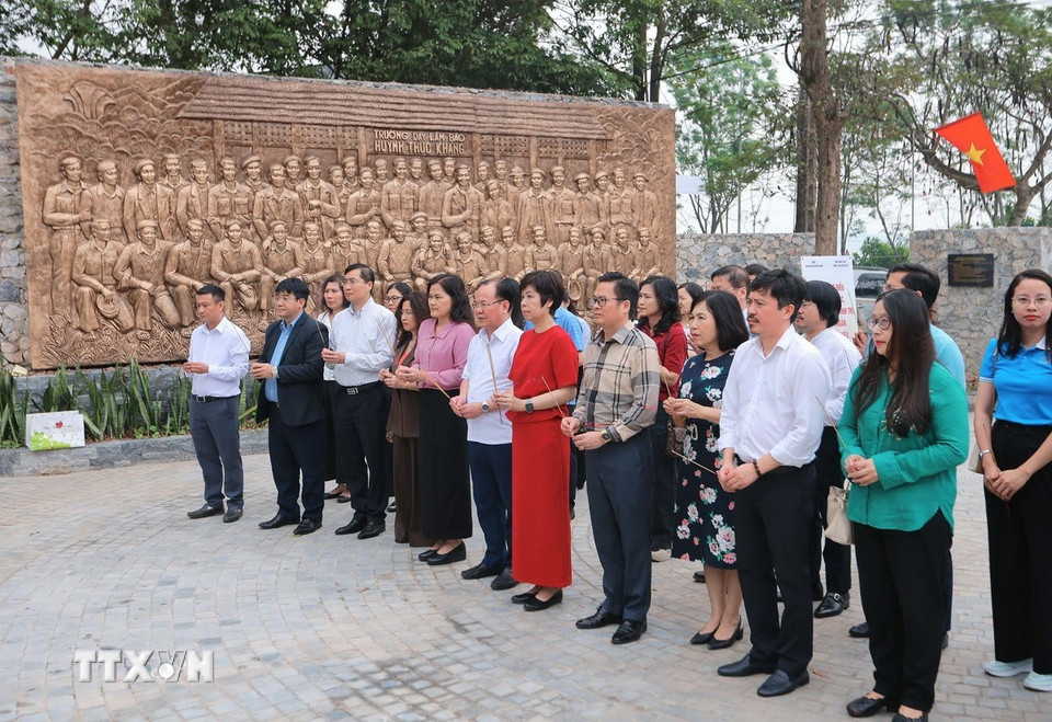 Tổng Giám đốc, Chủ tịch Liên chi hội nhà báo TTXVN Vũ Việt Trang và các đại biểu tưởng niệm, tri ân các nhà báo đã hy sinh trong các cuộc kháng chiến. (Ảnh: Hoàng Hiếu/TTXVN)