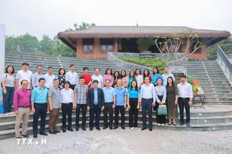 Tổng Giám đốc TTXVN Vũ Việt Trang và các đại biểu tại Di tích lịch sử Quốc gia trường dạy làm báo Huỳnh Thúc Kháng.(Ảnh: Hoàng Hiếu/TTXVN)