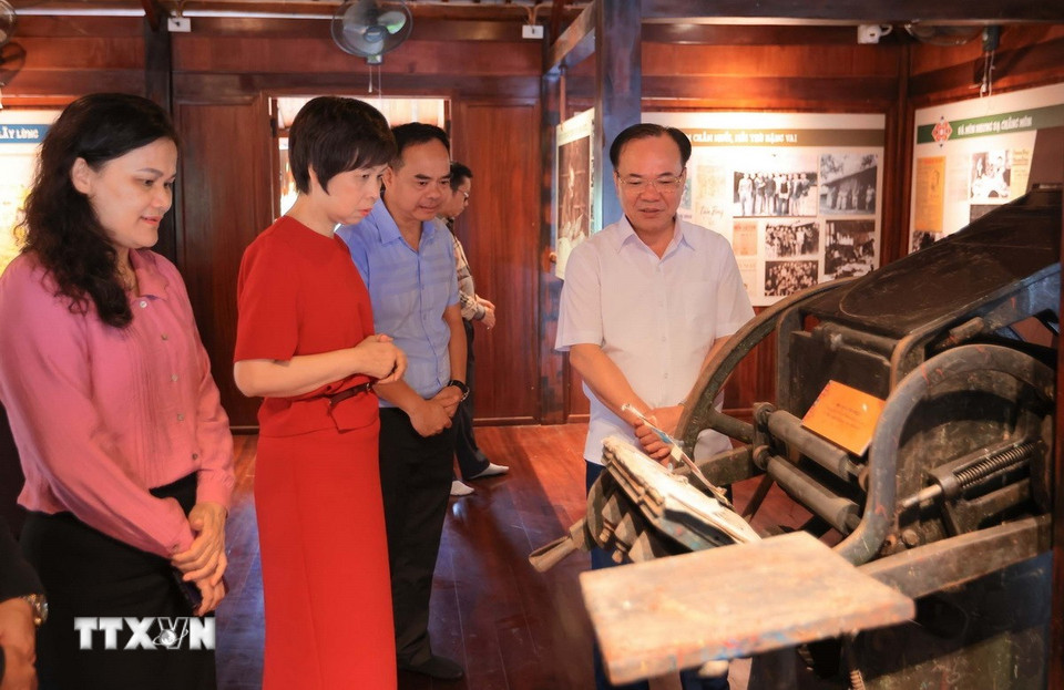 Tổng Giám đốc TTXVN Vũ Việt Trang và các đại biểu tham quan các hiện vật tại nhà trưng bày “Báo chí chiến khu Việt Bắc 1945-1954” - Bảo tàng báo chí Việt Nam. (Ảnh: Hoàng Hiếu/TTXVN)