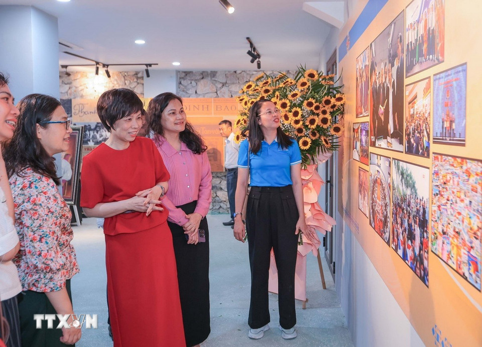 Tổng Giám đốc TTXVN Vũ Việt Trang và các đại biểu tham quan tại Di tích lịch sử Quốc gia Trường dạy làm báo Huỳnh Thúc Kháng. (Ảnh: Hoàng Hiếu/TTXVN)