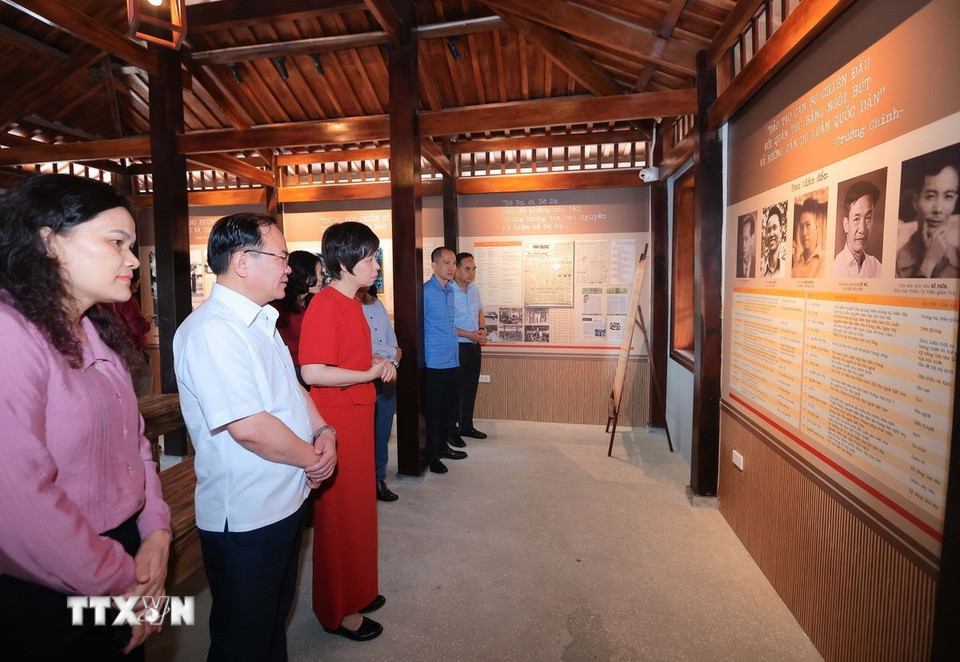 Tổng Giám đốc, Chủ tịch Liên chi hội nhà báo TTXVN Vũ Việt Trang và các đại biểu tại Trường dạy làm báo Huỳnh Thúc Kháng. (Ảnh: Hoàng Hiếu/TTXVN)