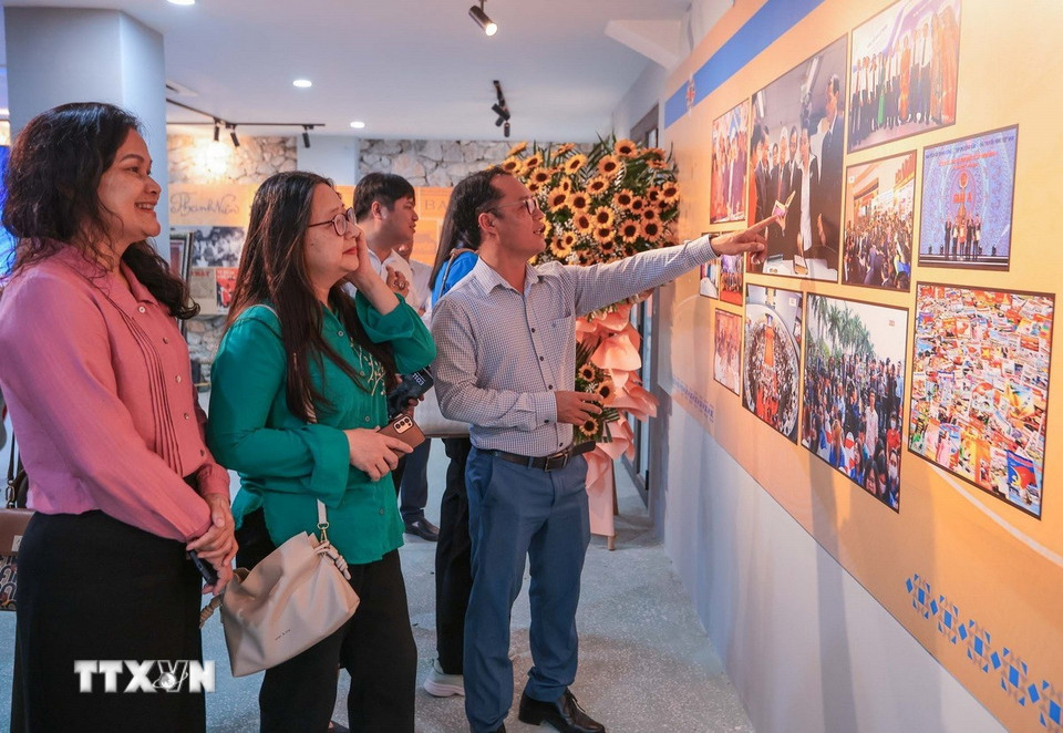 Các đại biểu tham quan tại Di tích lịch sử Quốc gia Trường dạy làm báo Huỳnh Thúc Kháng. (Ảnh: Hoàng Hiếu/TTXVN)