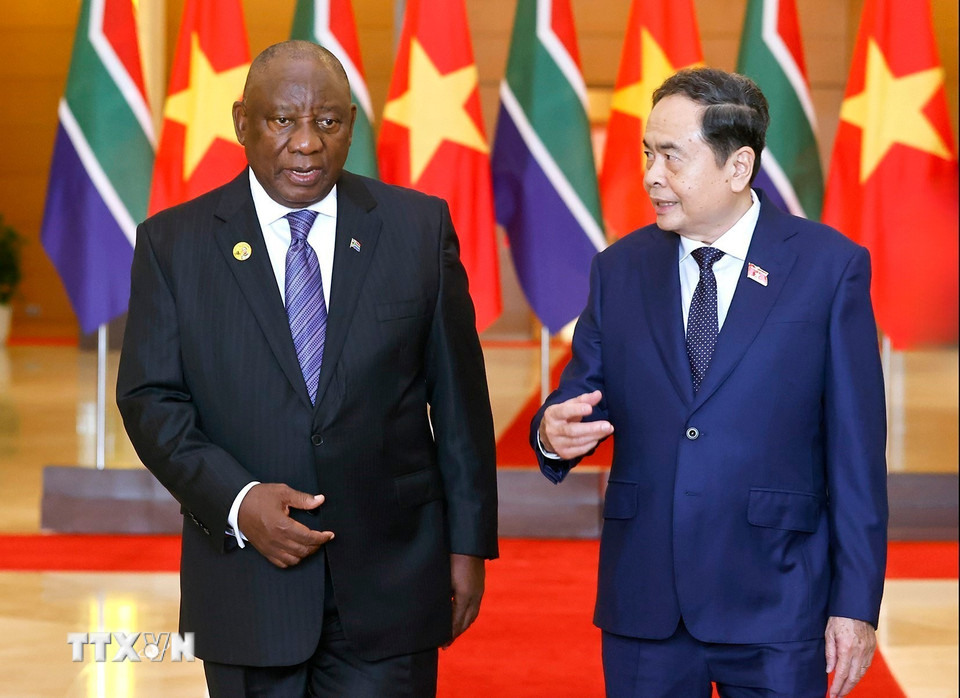 Chủ tịch Quốc hội Trần Thanh Mẫn giới thiệu với Tổng thống Cộng hòa Nam Phi Matamela Cyril Ramaphosa về Nhà Quốc hội. (Ảnh: Doãn Tấn/TTXVN)