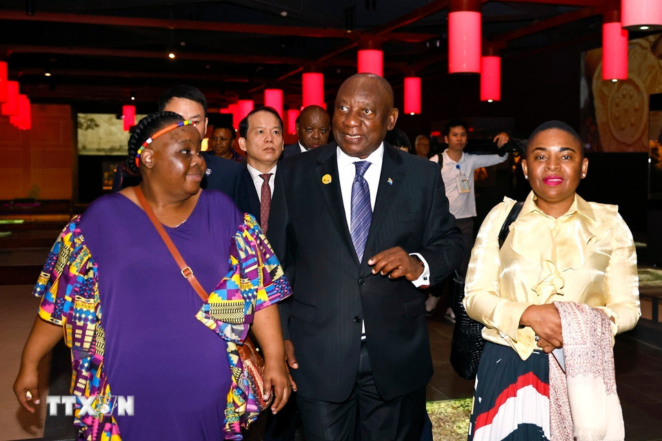 Tổng thống Cộng hòa Nam Phi Matamela Cyril Ramaphosa tham quan khu trưng bày khảo cổ dưới lòng đất Nhà Quốc hội. (Ảnh: Doãn Tấn/TTXVN)
