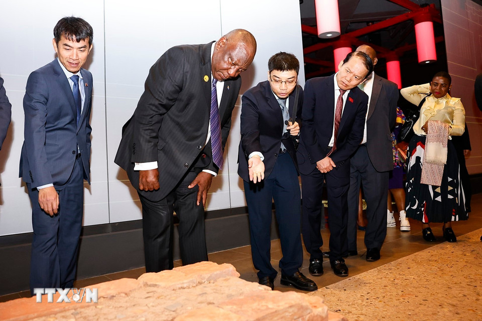 Tổng thống Cộng hòa Nam Phi Matamela Cyril Ramaphosa tham quan khu trưng bày khảo cổ dưới lòng đất Nhà Quốc hội.(Ảnh: Doãn Tấn/TTXVN)