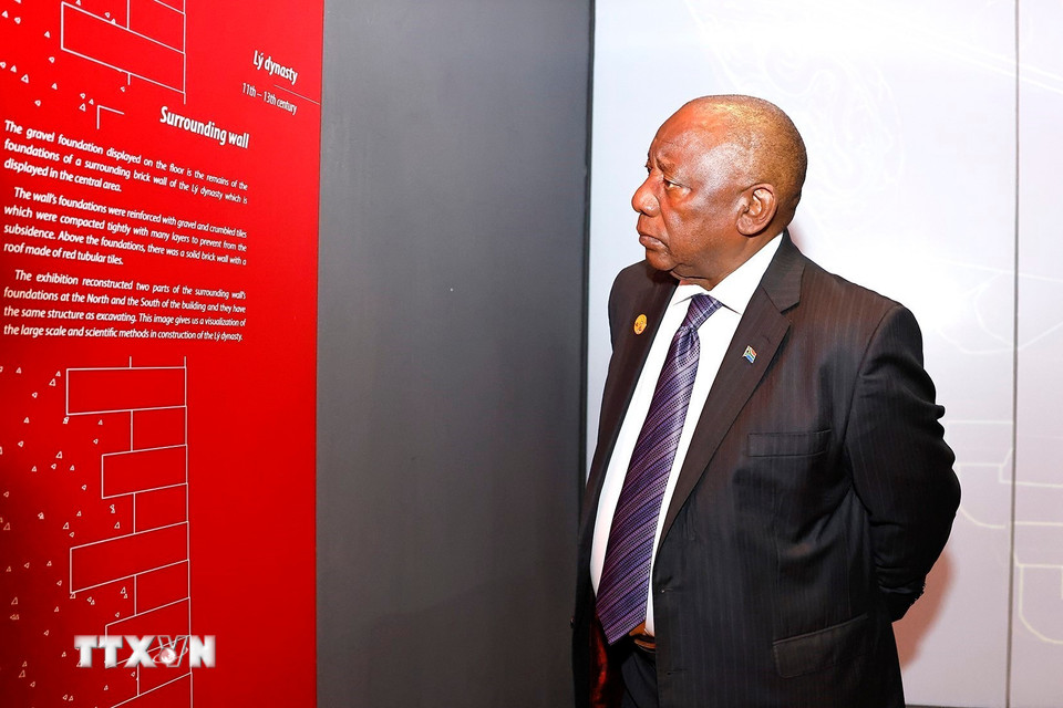 Tổng thống Cộng hòa Nam Phi Matamela Cyril Ramaphosa tham quan khu trưng bày khảo cổ dưới lòng đất Nhà Quốc hội. (Ảnh: Doãn Tấn/TTXVN)