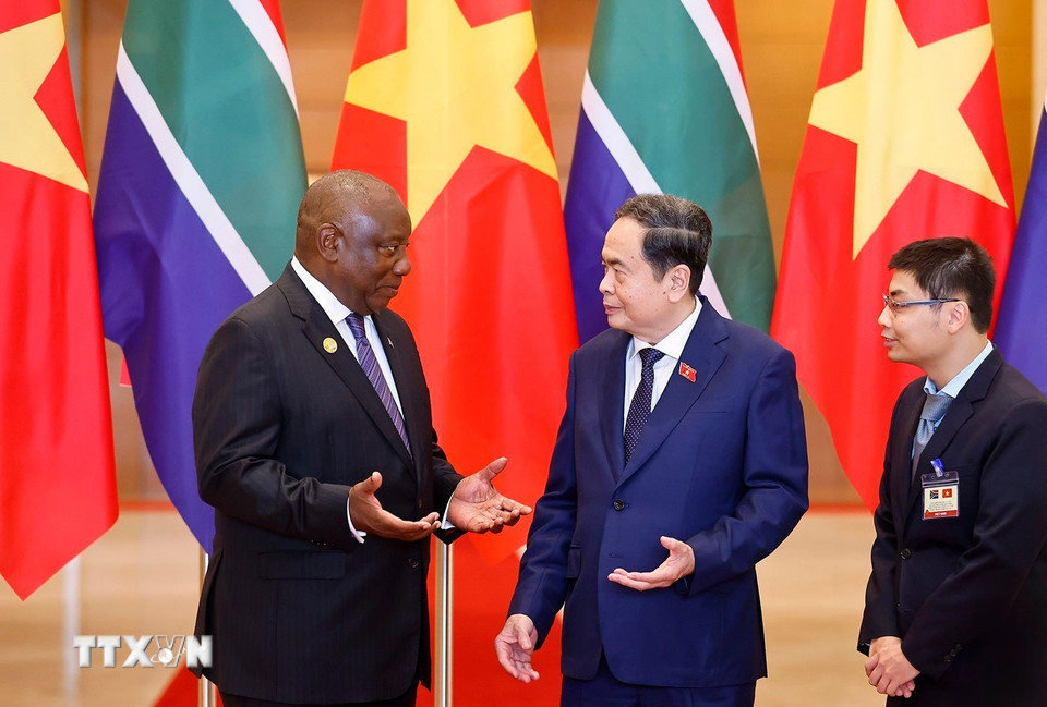 Chủ tịch Quốc hội Trần Thanh Mẫn giới thiệu với Tổng thống Cộng hòa Nam Phi Matamela Cyril Ramaphosa về Nhà Quốc hội. (Ảnh: Doãn Tấn/TTXVN)