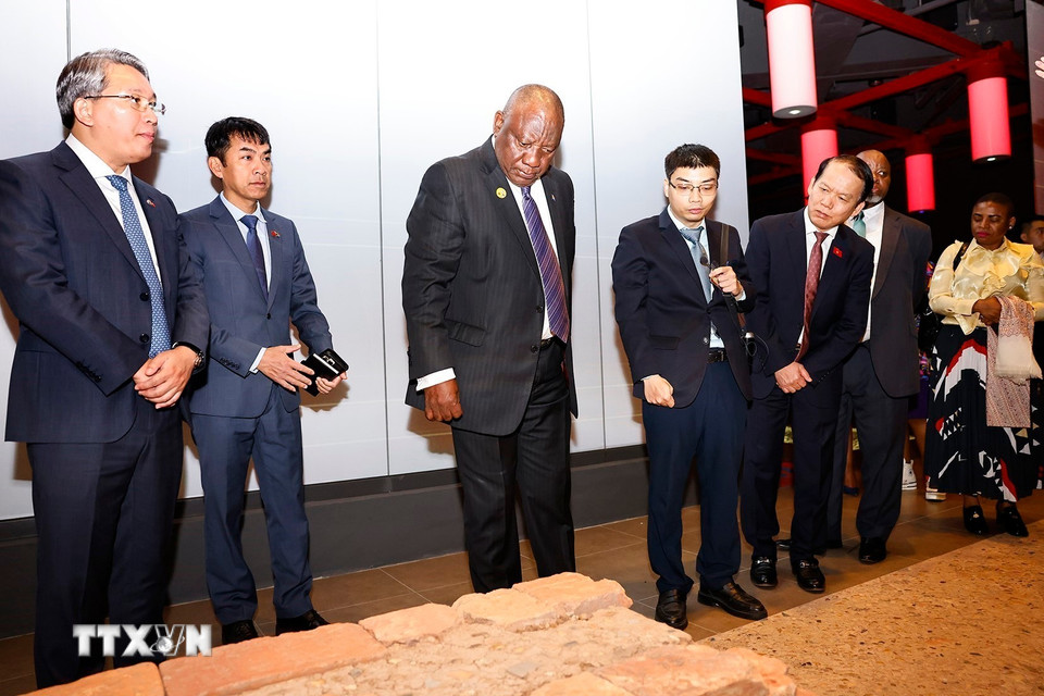 Tổng thống Cộng hòa Nam Phi Matamela Cyril Ramaphosa tham quan khu trưng bày khảo cổ dưới lòng đất Nhà Quốc hội. (Ảnh: Doãn Tấn/TTXVN)