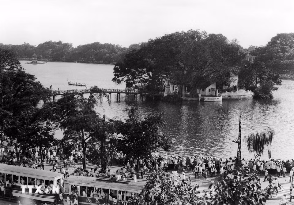 Người dân tập trung xem đua thuyền rồng trên Hồ Hoàn Kiếm năm 1977. (Ảnh: Văn Phúc/TTXVN)