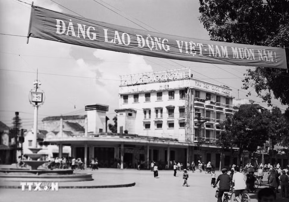 Cửa hàng Mậu dịch Quốc doanh Bờ Hồ, một trong những trung tâm thương mại lớn của Hà Nội những ngày đầu giải phóng. Khu vực này sau này được quy hoạch để xây tòa nhà Hàm cá mập. (Ảnh: TTXVN)