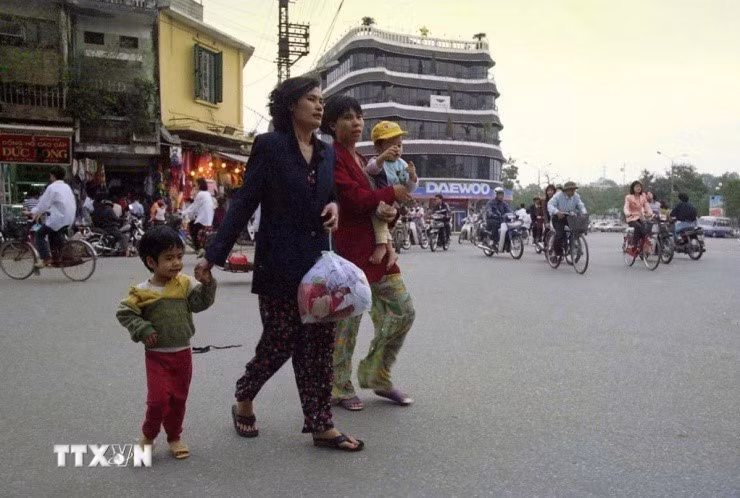 Hình ảnh tòa nhà "Hàm cá mập", khoảng năm 1998-1999 của Nhiếp ảnh gia Nhật Bản Yuichi Kobayashi ghi lại. (Ảnh:Yuichi Kobayashi/TTXVN phát)
