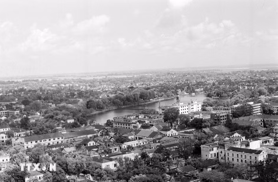 Khu vực hồ Hoàn Kiếm (năm 1985). (Ảnh: Văn Bảo/TTXVN)