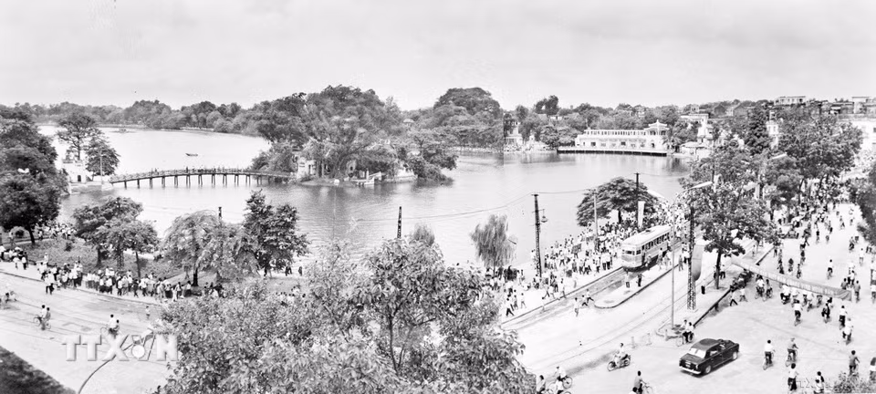 Toàn cảnh Hồ Hoàn Kiếm nhìn từ phố Đinh Tiên Hoàng (1979). (Ảnh: Văn Phúc/TTXVN)