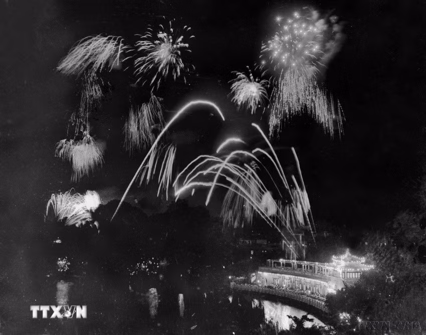 Bắn pháo hoa chào mừng Quốc khánh tại khu vực nhà Thủy tạ Hồ Hoàn Kiếm (2/9/1976). (Ảnh: TTXVN)
