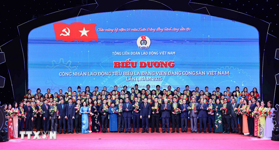 Chủ tịch Quốc hội Trần Thanh Mẫn, Chủ tịch Tổng Liên đoàn Lao động Việt Nam Nguyễn Đình Khang cùng các đại biểu được vinh danh tại chương trình. (Ảnh: Minh Đức/TTXVN)