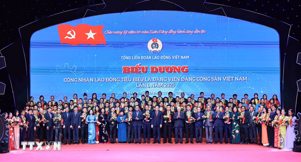 Chủ tịch Quốc hội Trần Thanh Mẫn, Chủ tịch Tổng Liên đoàn Lao động Việt Nam Nguyễn Đình Khang cùng các đại biểu được vinh danh tại chương trình. (Ảnh: Minh Đức/TTXVN)