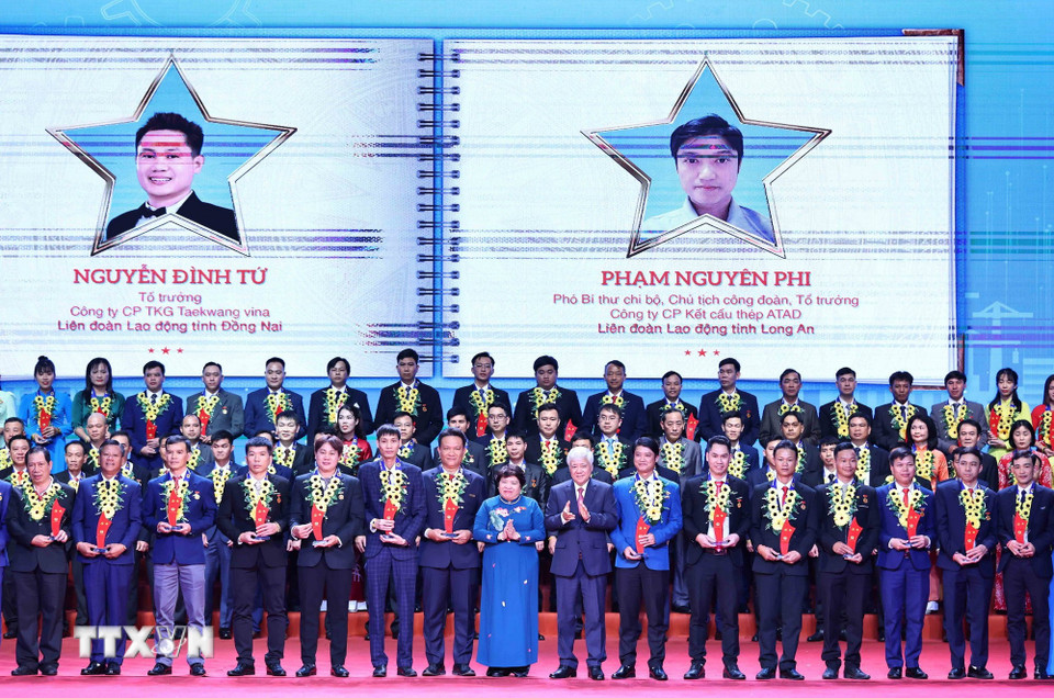 Chủ tịch Ủy ban Trung ương Mặt trận Tổ quốc Việt Nam Đỗ Văn Chiến trao biểu dương công nhân lao động tiêu biểu là Đảng viên Đảng cộng sản Việt Nam cho các đại biểu. (Ảnh: Minh Đức/TTXVN)