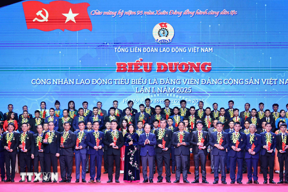 Chủ tịch Hội LHPN Việt Nam Nguyễn Thị Tuyến trao biểu dương công nhân lao động tiêu biểu là Đảng viên Đảng cộng sản Việt Nam cho các đại biểu. (Ảnh: Minh Đức/TTXVN)