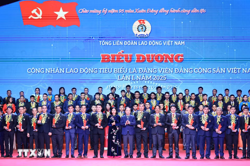 Chủ tịch Hội LHPN Việt Nam Nguyễn Thị Tuyến trao biểu dương công nhân lao động tiêu biểu là Đảng viên Đảng cộng sản Việt Nam cho các đại biểu. (Ảnh: Minh Đức/TTXVN)