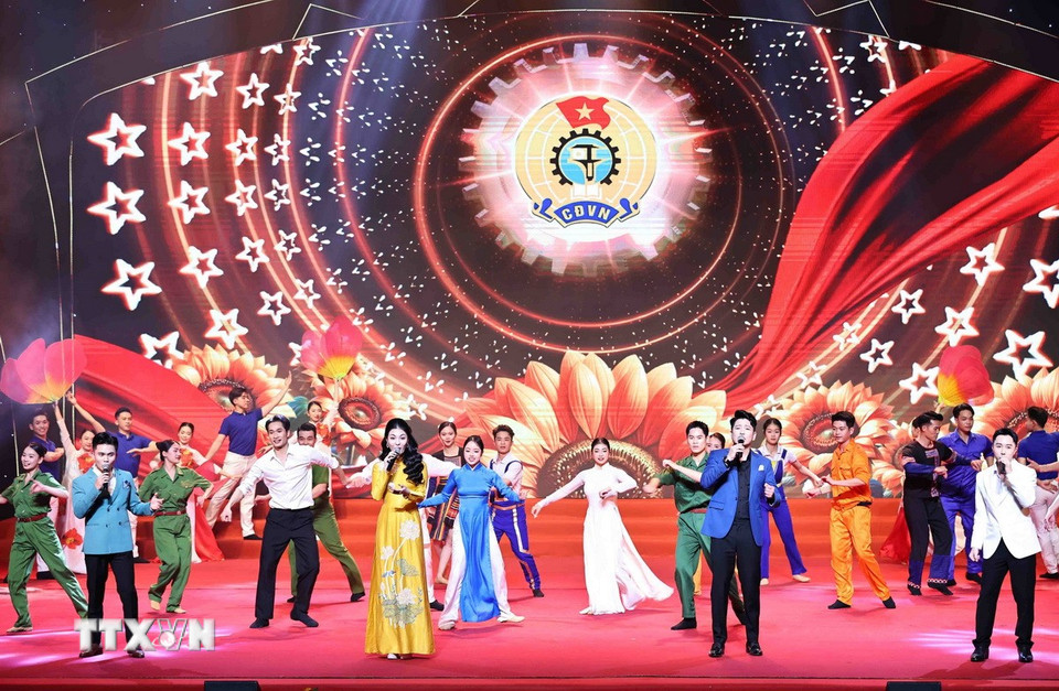 Các tiết mục văn nghệ đặc sắc chào mừng tại buổi lễ. (Ảnh: Minh Đức/TTXVN)