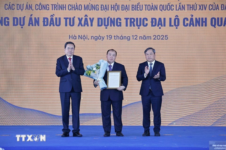 Chủ tịch Quốc hội Trần Thanh Mẫn trao Giấy phép đầu tư cho Liên danh các Nhà đầu tư Đại Quang Minh - Văn Phú - MIK Group - Thaco - T&amp;T Group - Tập đoàn Hòa Phát. (Ảnh: Doãn Tấn/TTXVN)