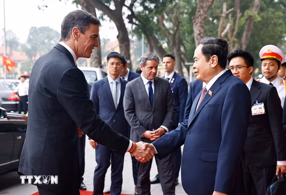 Chủ tịch Quốc hội Trần Thanh Mẫn đón Thủ tướng Tây Ban Nha Pedro Sánchez. (Ảnh: Doãn Tấn/TTXVN)
