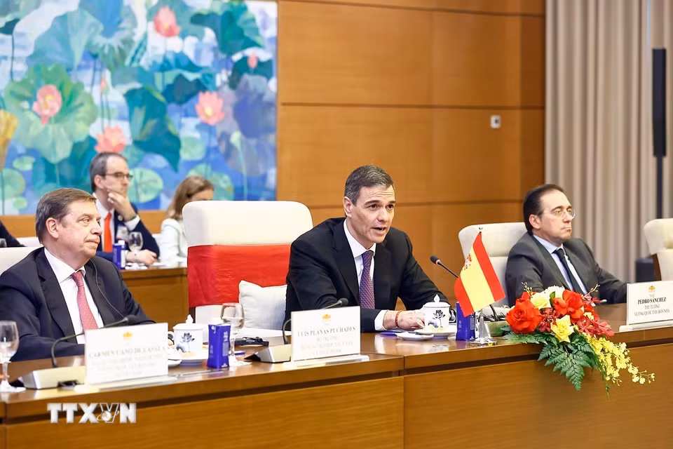 Thủ tướng Tây Ban Nha Pedro Sánchez phát biểu. (Ảnh: Doãn Tấn/TTXVN)