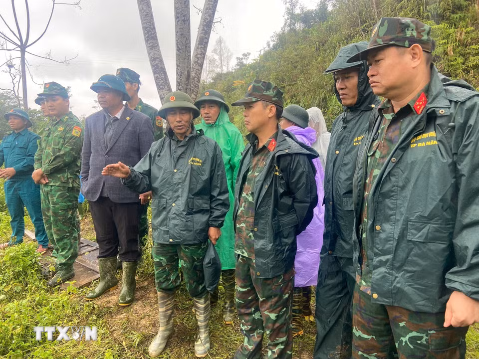 Triển khai lực lượng tìm kiếm nạn nhân mất tích trong vụ sạt lở ở xã biên giới Hùng Sơn. (Ảnh: Bộ Tư lệnh Quân khu 5/TTXVN phát)