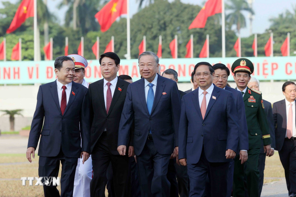 Kết thúc lễ viếng, các đồng chí lãnh đạo Đảng, Nhà nước và đại biểu Quốc hội sang Nhà Quốc hội chuẩn bị dự Lễ khai mạc Kỳ họp thứ 10, Quốc hội khóa XV. (Ảnh: An Đăng/TTXVN)