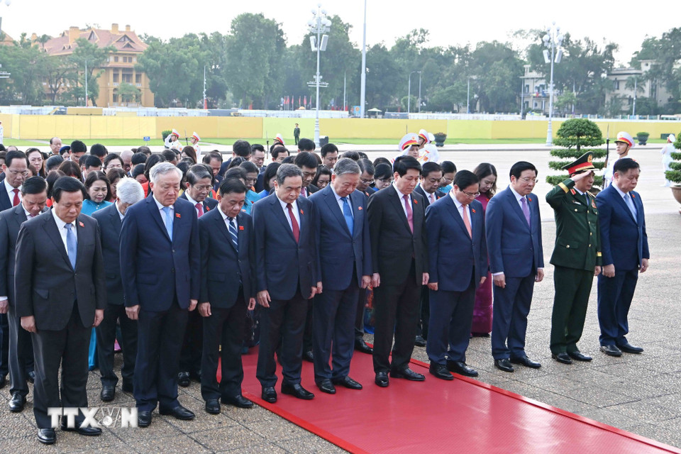 Các đồng chí lãnh đạo Đảng, Nhà nước và đại biểu Quốc hội dự Kỳ họp thứ 10 tưởng niệm Chủ tịch Hồ Chí Minh. (Ảnh: An Đăng/TTXVN)