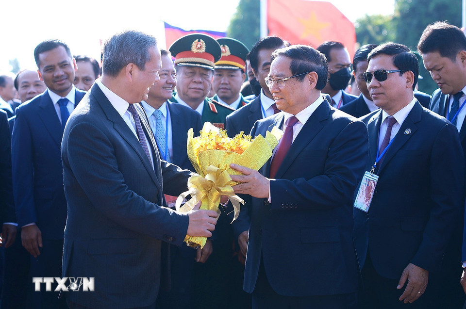 Thủ tướng Campuchia Hun Manet đón Thủ tướng Phạm Minh Chính dự Lễ khai trương Cặp cửa khẩu quốc tế Tân Nam-Meun Chey. (Ảnh: Dương Giang/TTXVN)