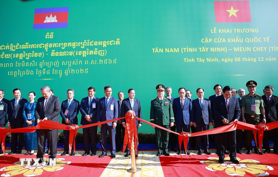 Thủ tướng Phạm Minh Chính và Thủ tướng Campuchia Hun Manet cắt băng khai trương Cặp cửa khẩu quốc tế Tân Nam- Meun Chey. (Ảnh: Dương Giang/TTXVN)